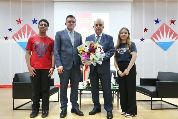 Vali Muammer Erol, lise öğrencileriyle kariyer deneyimlerini paylaştı