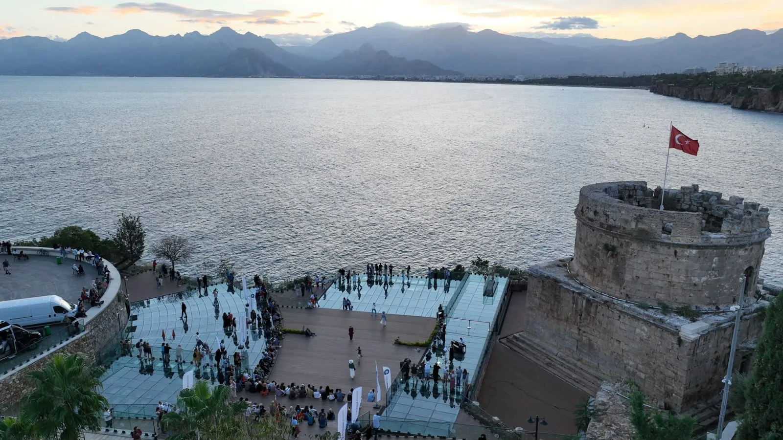Antalya’da gün batımında Napoliten ve nostaljik şarkılar seslendirildi