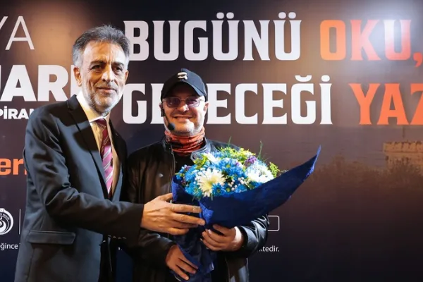 Antalya Kitap Fuarı’nda Ahmet Ümit ve Adil Yıldırım okurlarıyla buluştu