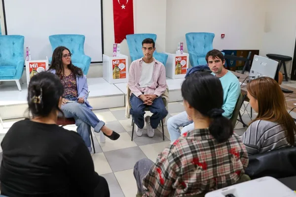 Buca'da 15-30 yaş arası gençler için İngilizce Konuşma Kulübü düzenleniyor