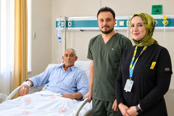 Şanlıurfa’da 60 yaşındaki hastaya minimal kesiyle aort kapak değişimi yapıldı