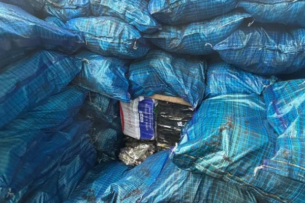 Siirt’te kömür çuvallarına gizlenmiş 10 bin 250 paket kaçak sigara ele geçirildi