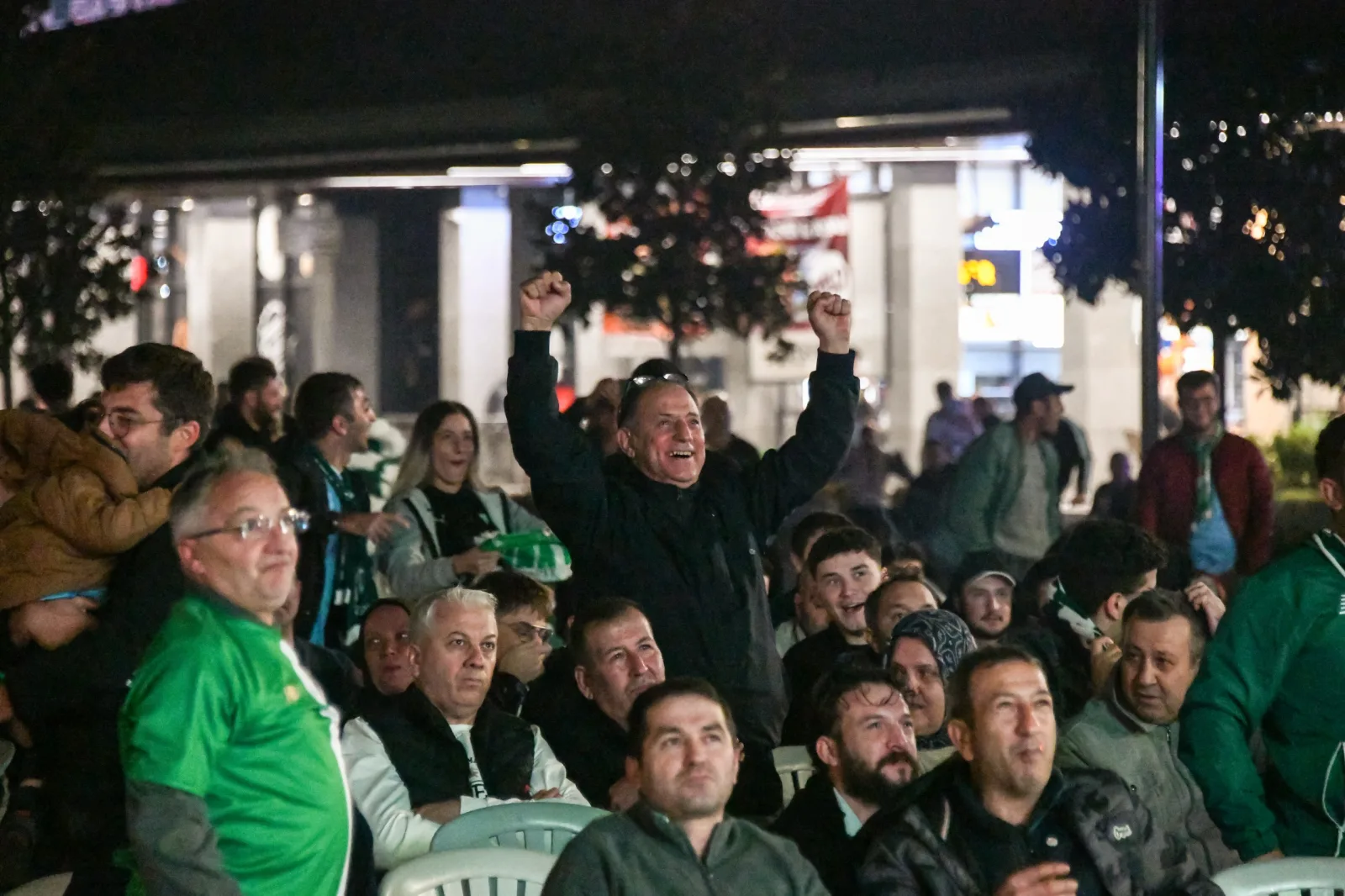 Bursaspor’un 4-2’lik galibiyet sevinci Osmangazi Meydanı’na taştı