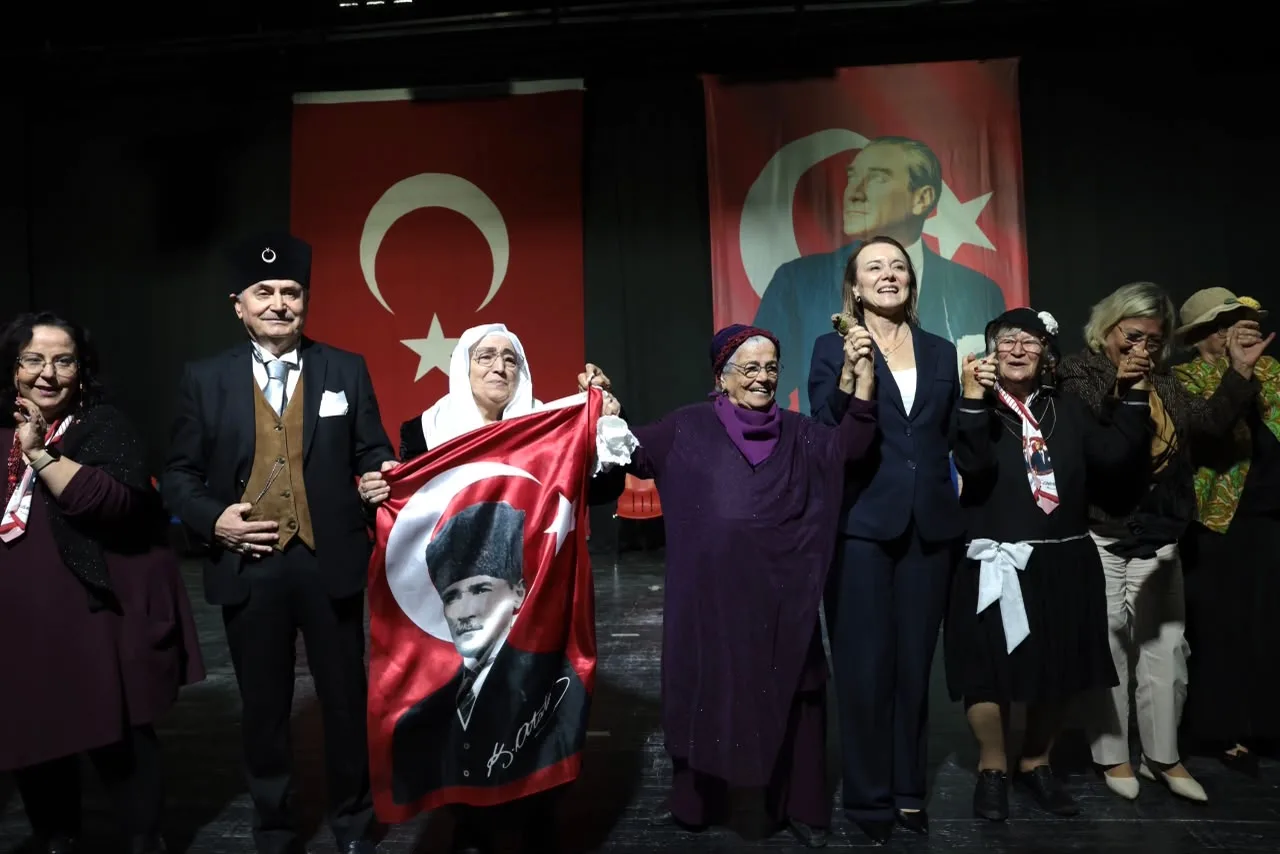 Konak'ta Cumhuriyet'in 103. yılı “Selam Olsun Cumhuriyet’e” gösterisiyle kutlandı