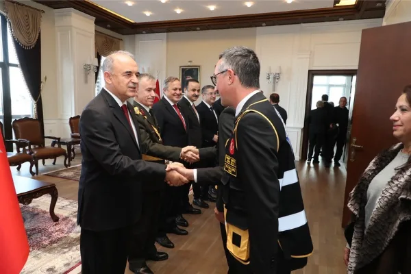 Vali Muammer Erol, 29 Ekim tebrikat töreninde tebrikleri kabul etti