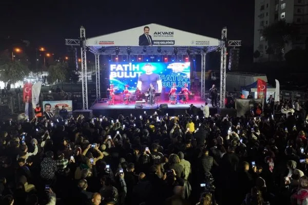 Fatih Bulut, Pamukkale’de festival kapsamında binlerce kişiye konser verdi