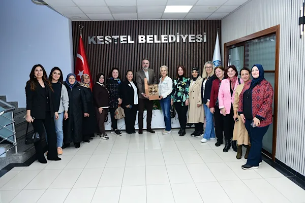 Kestel Belediye Başkanı Erol, Bursa’daki kadın muhtarları makamında ağırladı