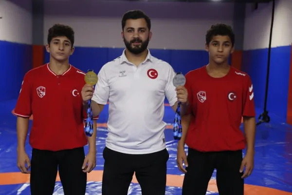 Bağcılarlı kardeşler U15 Balkan Güreş Şampiyonası finalinde karşılaştı