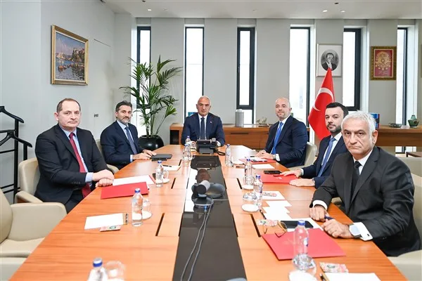 Bakan Ersoy, THY yönetimiyle turizm hedefleri ve uçuş ağını görüştü