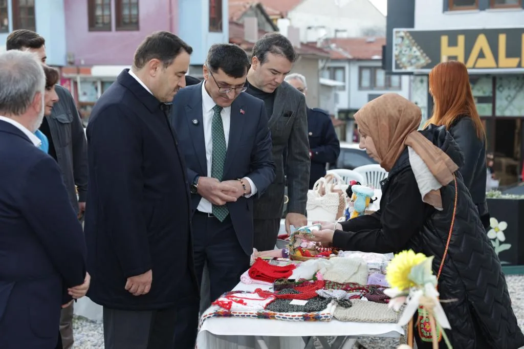 Kütahya’da kültür ve sanat alanına dönüştürülen Sanat Sokağı açıldı