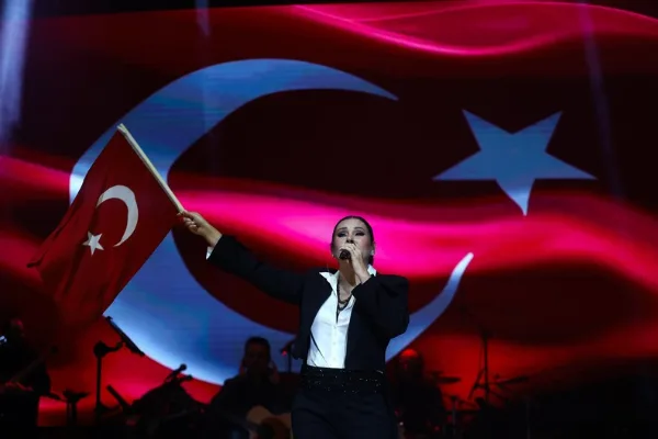 Yenimahalle’de Cumhuriyet Bayramı kutlamaları Funda Arar konseriyle tamamlandı