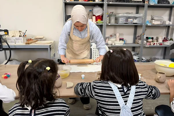 İzmit’te 19 kız çocuğu kadın girişimcilerle üretim atölyelerinde buluştu