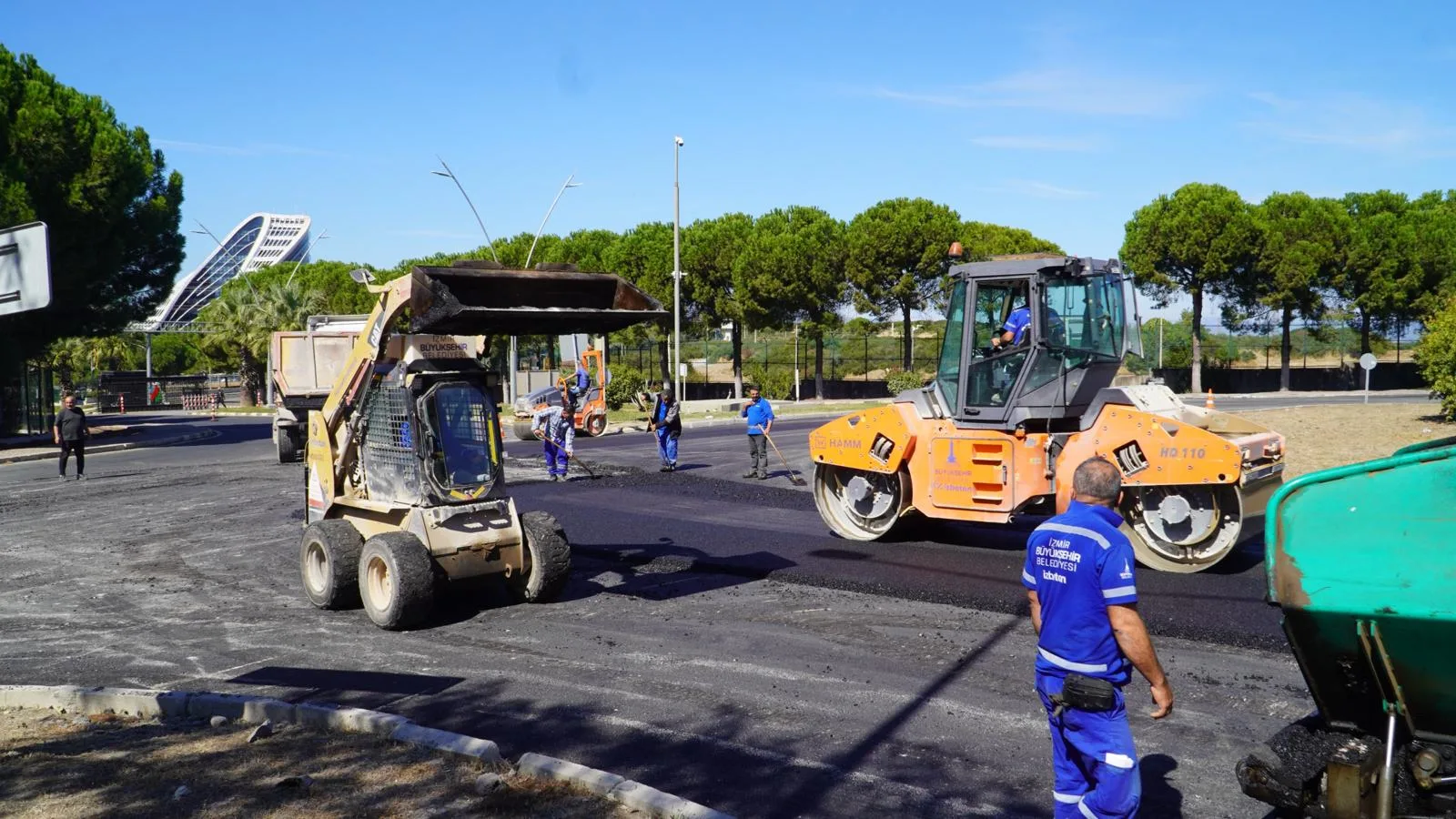 İzmir’in kuzey ilçelerinde yol yenileme çalışmaları sürüyor