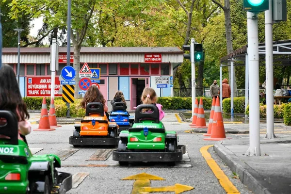 ABB’nin Kurtuluş Parkı Trafik Eğitim Merkezi’nde öğrencilere uygulamalı trafik eğitimi verililiyor