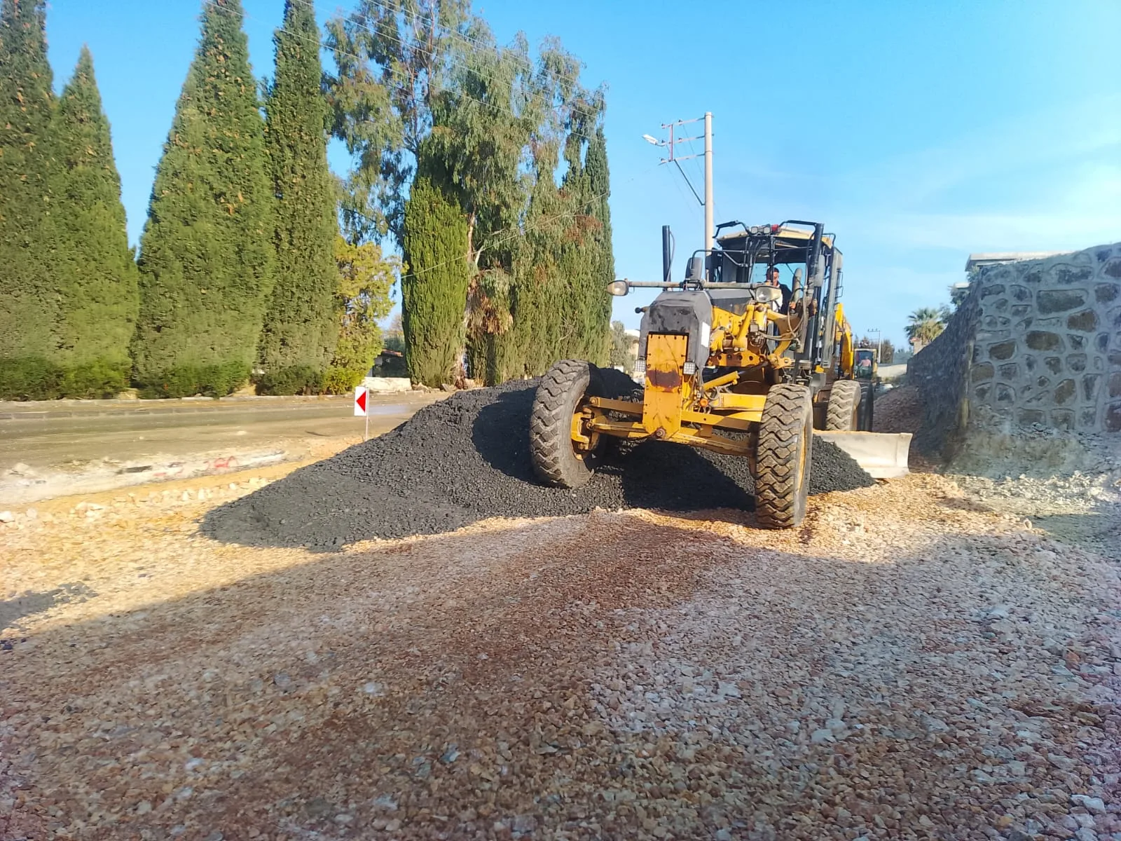 Aydın’ın 17 ilçesinde yol yapım, bakım ve düzenleme çalışmaları sürüyor