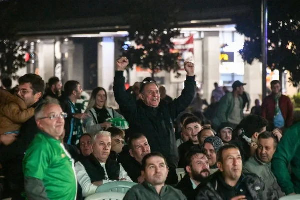 Bursaspor taraftarları, Osmangazi Meydanı’nda 4-2’lik galibiyeti kutladı