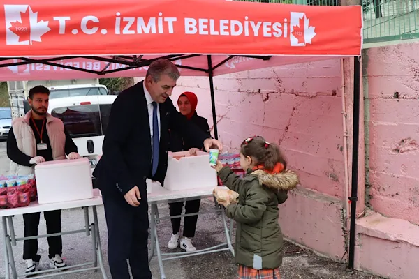İzmit’te üç ilkokulda öğrencilere hamburger ve ayran ikram edildi