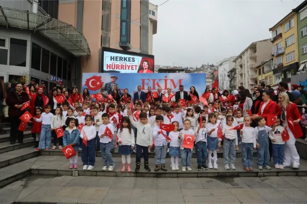 Çınar Çocuk Evleri öğrencileri Cumhuriyet korteji ve korosunda buluştu