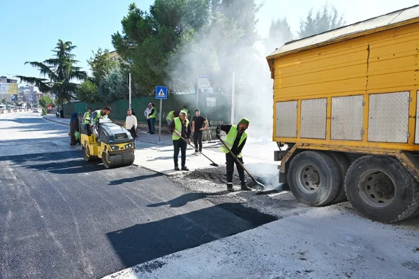 Yalova Belediyesi kent genelinde yol, altyapı ve park çalışmalarını sürdürüyor