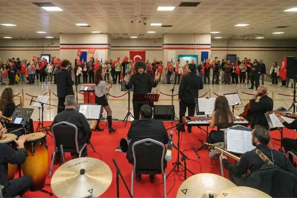 İzmir Metrosu’nda Cumhuriyet’in 103. yılına özel müzik dinletisi