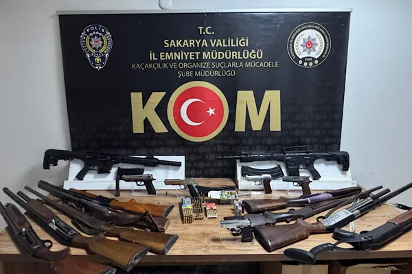 Sakarya’da iki operasyonda 6 şüpheli yakalandı, silah ve kaçak ürünler ele geçirildi