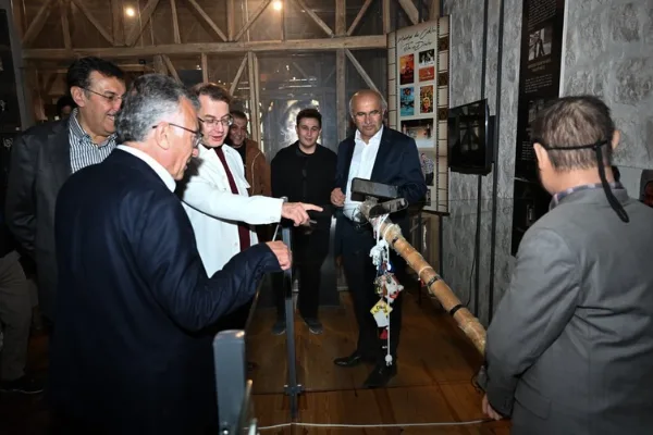 Abdullah Güler, Bi Mekân Müze Kafe’yi ziyaret etti