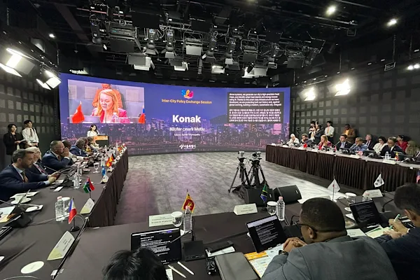 Konak’ın akıllı şehir projeleri Seul’de uluslararası katılımcılara tanıtıldı