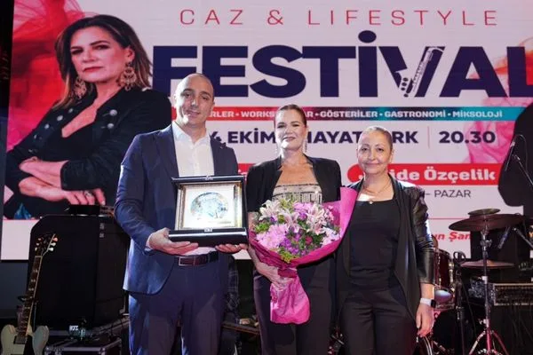 Konyaaltı Caz & Lifestyle Festivali HayatPark’ta başladı, ilk gün Birsen Tezer sahne aldı