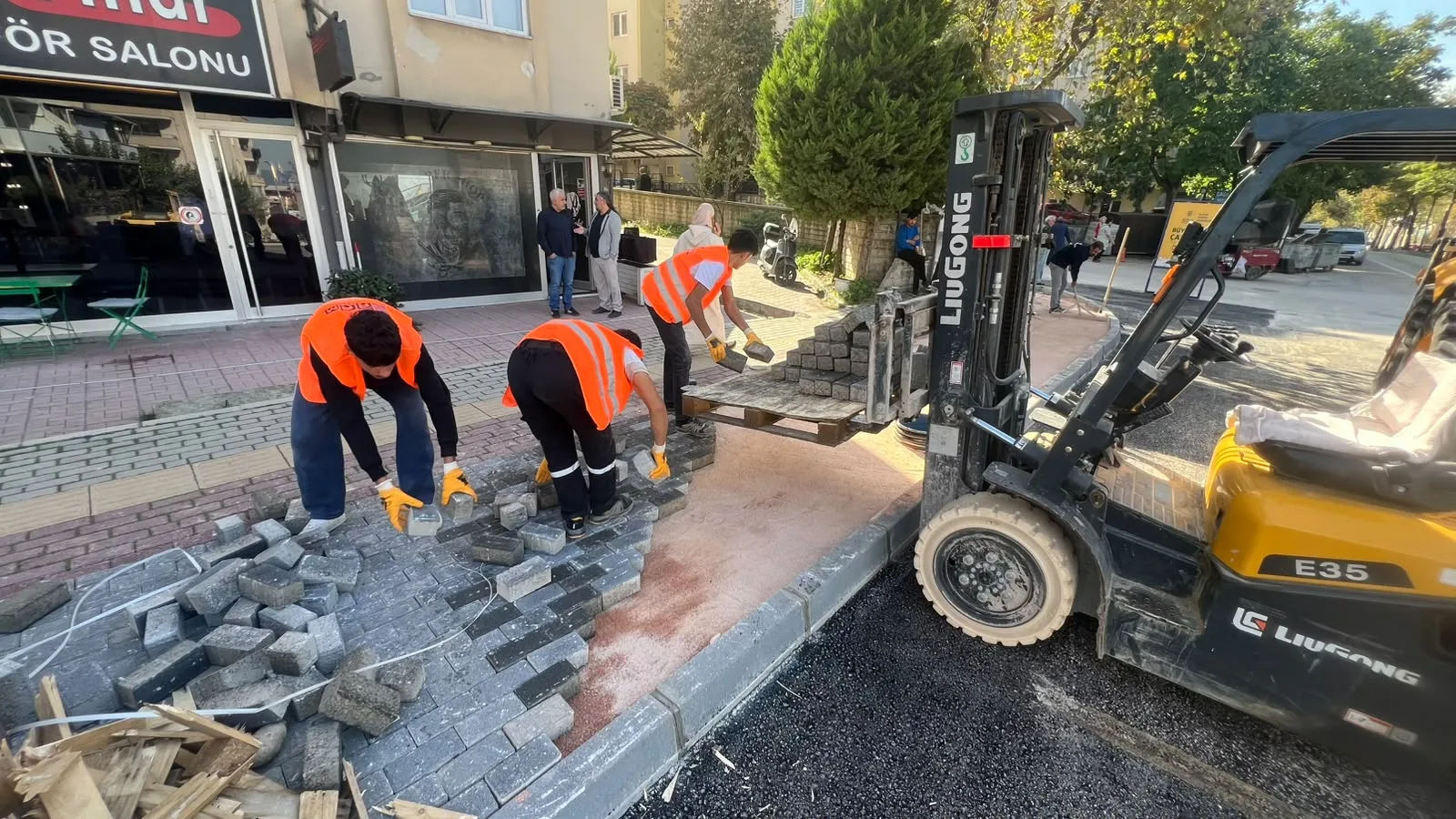 Bursa'da Erdoğan Caddesi'nde asfalt ve çevre düzenlemesi sürüyor