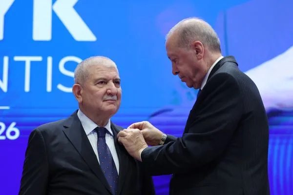 Erdoğan, AK Parti’ye katılan Bursa Milletvekili Cemalettin Kani Torun’a rozet taktı