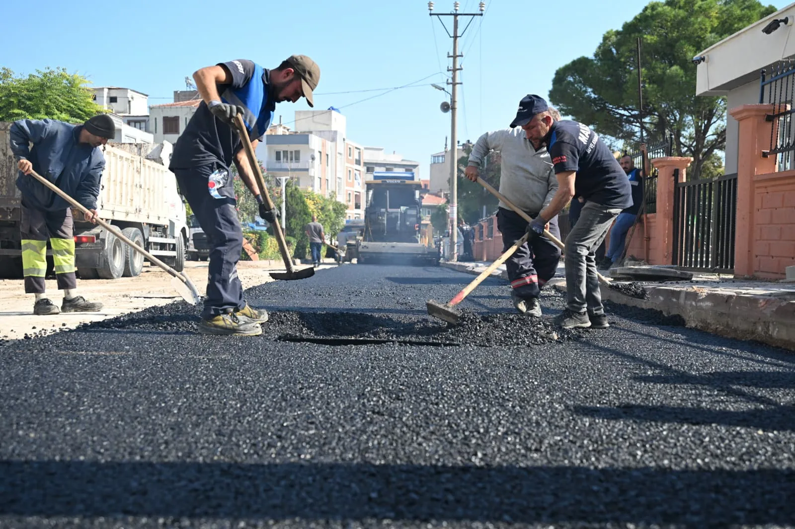 Kırkağaç'ta bozulan yollara 4 bin ton sıcak asfalt seriliyor