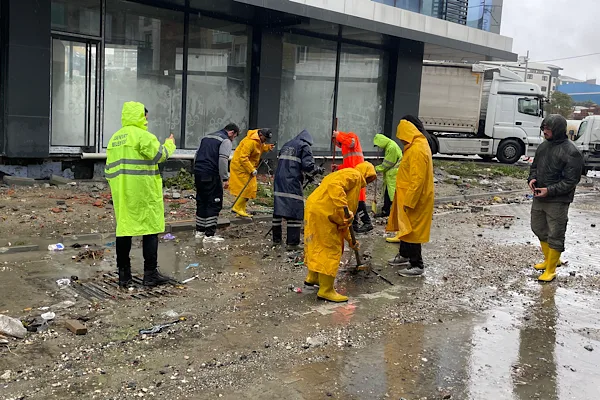 Esenyurt’ta sağanak sonrası su baskınlarına belediye ekipleri müdahale etti