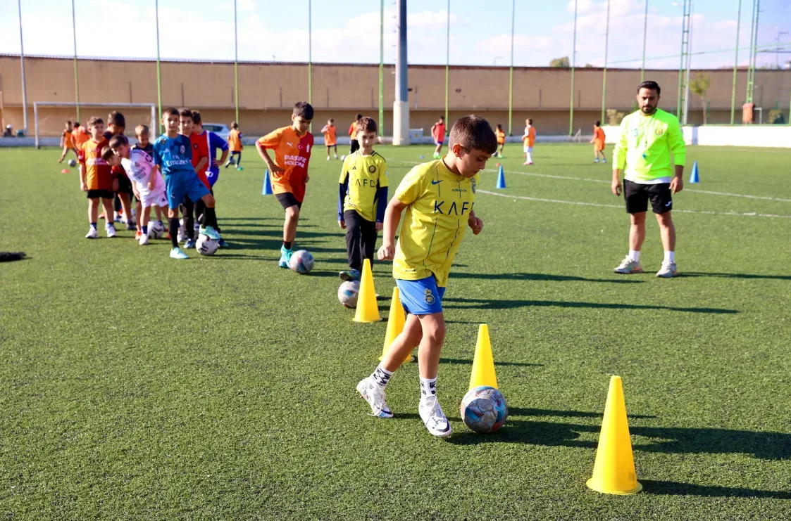 Buca Belediyesinin ücretsiz futbol kursu ailelerden ilgi gördü