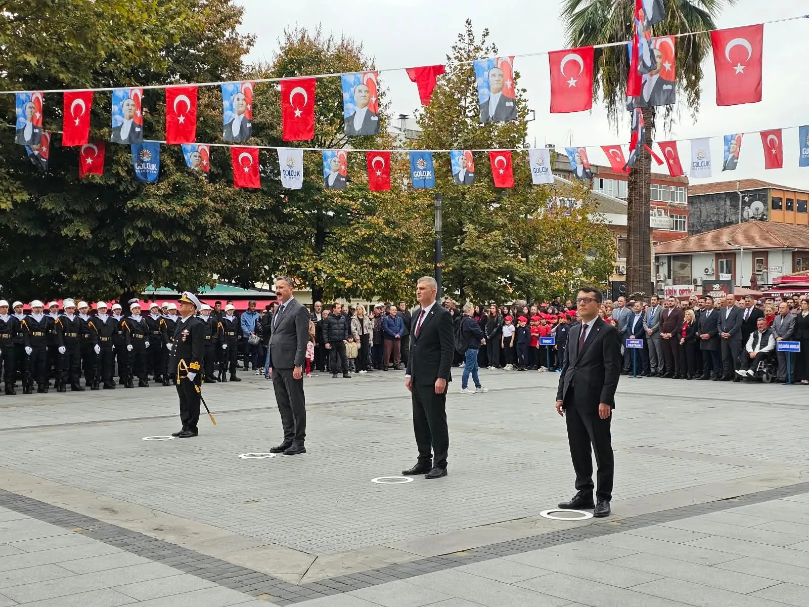 Gölcük’te Cumhuriyet’in 103. yıl dönümü çelenk töreniyle başladı