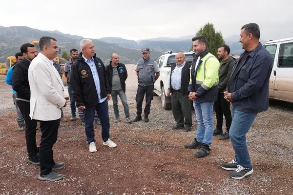 Alanya’nın 6 kırsal mahallesinde yaklaşık 25 kilometrelik asfalt çalışması sürüyor